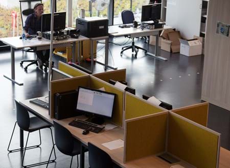 bord afskærmning med gul filt